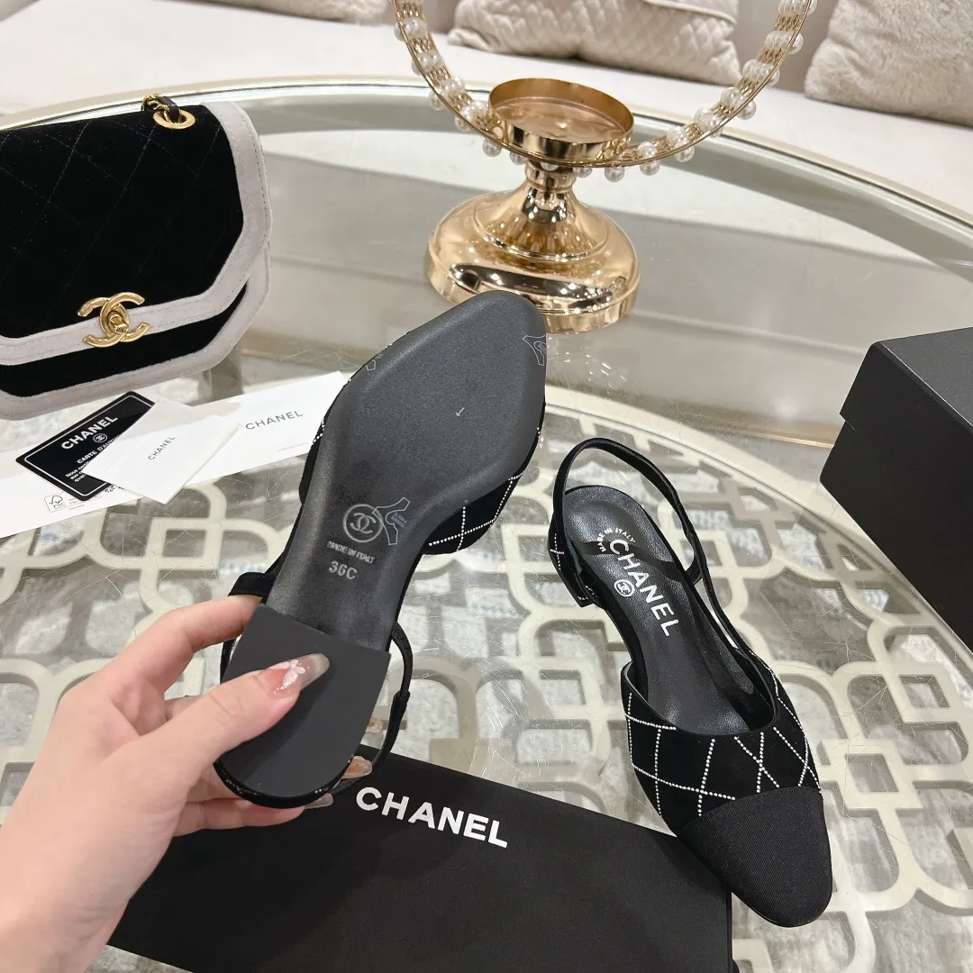 👟👟Ex-factory price 540👟👟 CHANEL Xiangjia 25vs spring and summer new fashion sandals series... Chanel is a very comprehensive noble fashion lifestyle brand. The same models are sold by major fashion bloggers and celebrities in Hong Kong, the United States, and other countries. They are simply beautiful. I fall in love with elegance and the playful sense of the future. I want to own them right away just by looking at them. But you can really think about a pair of exquisite high heels. This series is specially designed for extraordinary and indifferent ladies to create a unique overall effect. CHANEL designs products that inspire women to move forward and highlight their charm... 1️⃣Material: original customized high mercerized sheepskin 2️⃣Inner lining: original customized imported sheepskin 3️⃣Feet: original customized imported sheepskin 4️⃣Outsole: genuine leather sole imported from Italy 5️⃣Heel height: 2.5cm/6.5cm/9cm 6️⃣Number: 34-43 (34.40.41.42.43 customized is not returnable) 7️⃣Packaging: The latest and exquisite full set of packaging at the counter